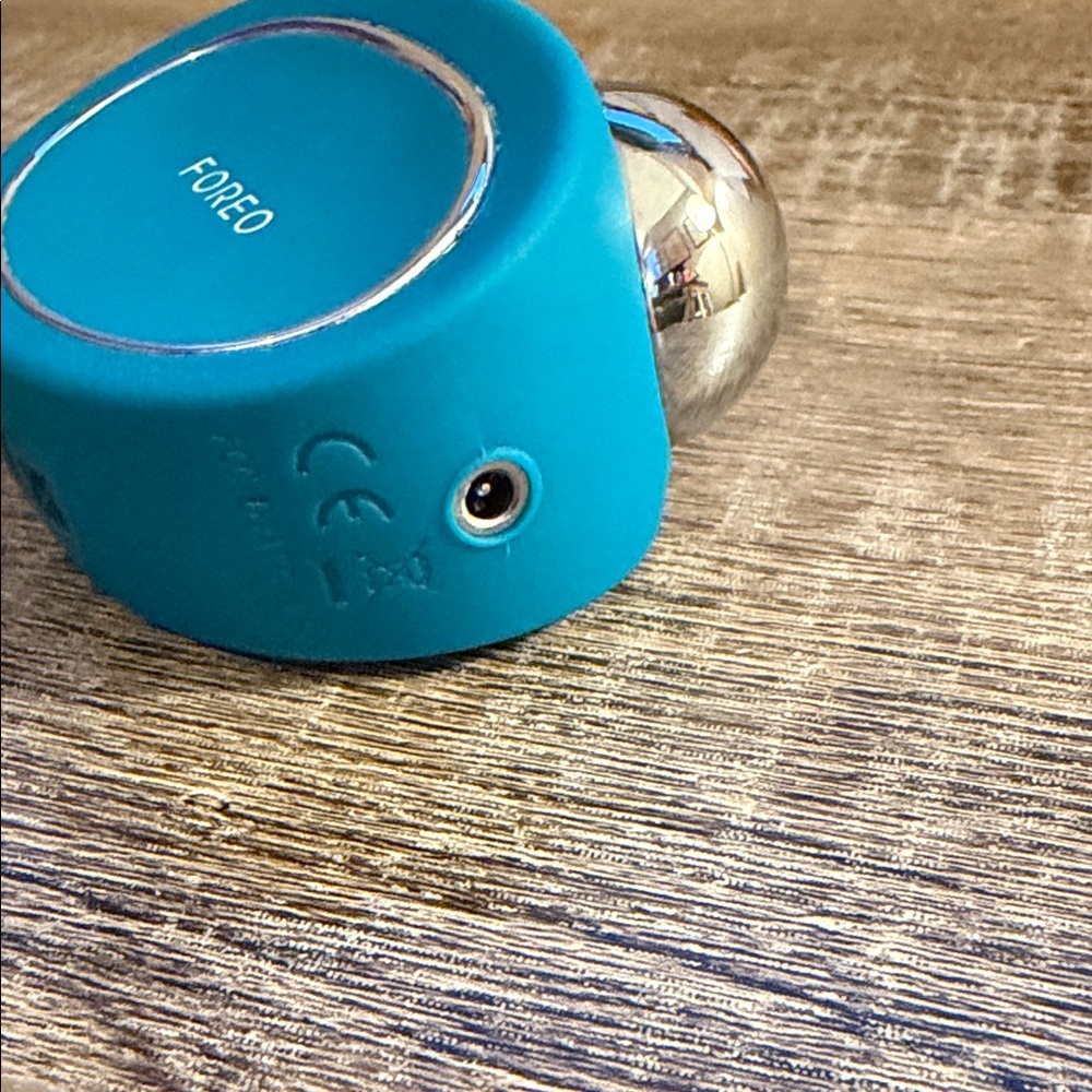 FOREO Bear Microcurrent Device - Picture 3 of 4